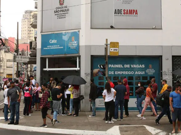 Desemprego cresce no trimestre encerrado em fevereiro, com perda de vagas na saúde, educação e construção