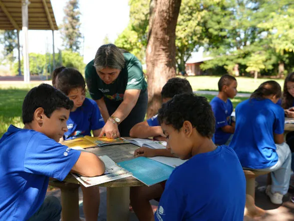 Entre página de livros, alunos aprendem a ler