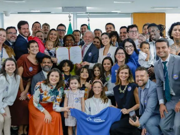Lei amplia licença-paternidade para 20 dias e cria salário-paternidade