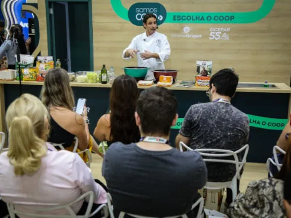 Chef Guilherme Guzela atrai público ao Espaço Paraná Cooperativo na 43ª ExpoApras
