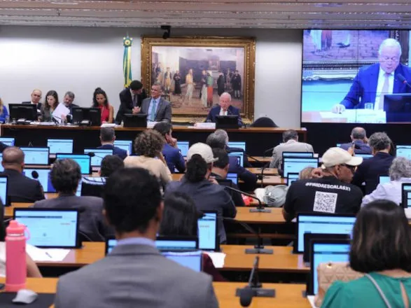 Votação das propostas sobre o fim da escala de trabalho 6x1 é adiada na comissão