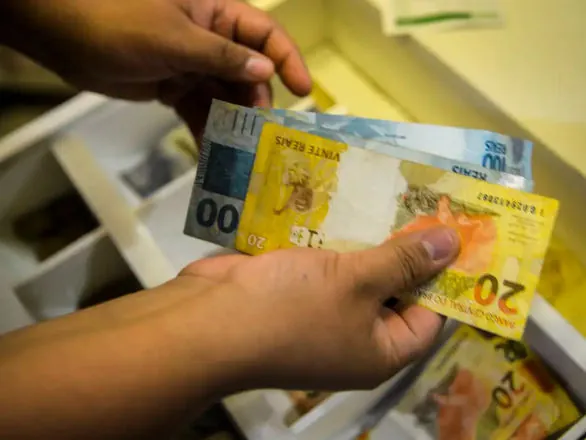 Governo propõe salário mínimo de R$ 1.717 em 2027