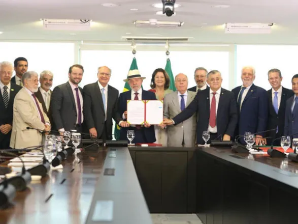 Lula assina decreto que promulga acordo UE-Mercosul