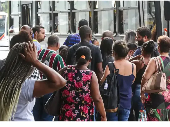 Número de pessoas em busca de emprego há dois anos ou mais cai 21,7%