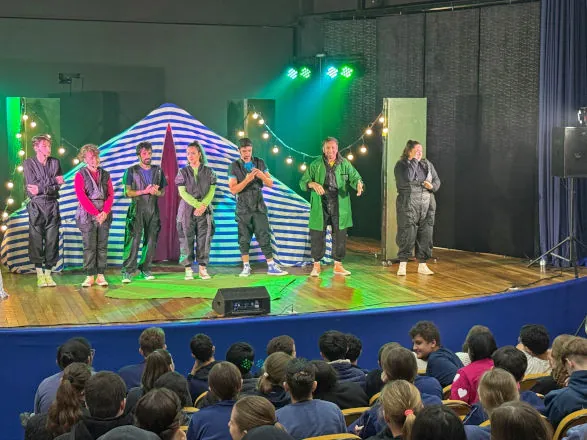 Teatro #JUNTOS leva cultura, cooperação e educação financeira a estudantes de Planalto