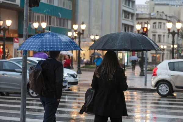 Tempestades retornam ao Paraná com chuvas mais expressivas na faixa central