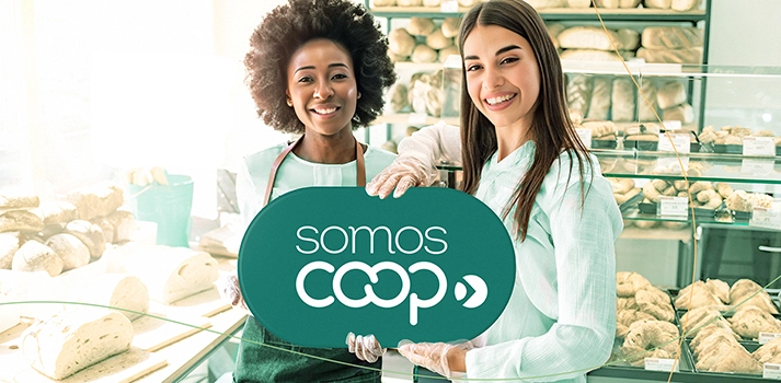 Conceito de duas mulheres em uma padaria segurando o logo Somos Coop