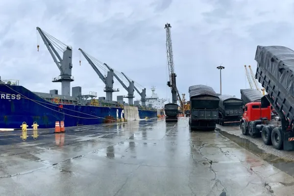 PARANAGUÁ: Chuvas provocam paralisação em parte das operações portuárias