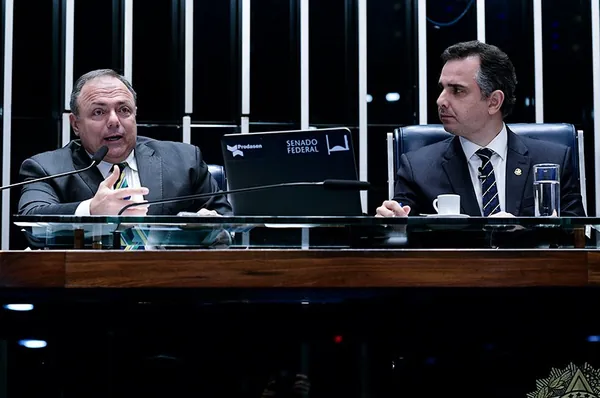 LEGISLATIVO: Senadores cobram de Pazuello meta de vacinar toda a população em 2021