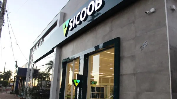 SICOOB MÉDIO OESTE: Nova sede administrativa e agência são inauguradas em Assis Chateaubriand