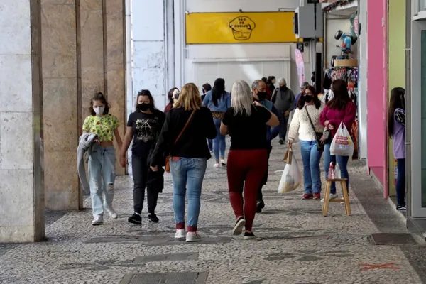 IBGE: Comércio paranaense cresce 8% no primeiro semestre de 2021, aponta Instituto