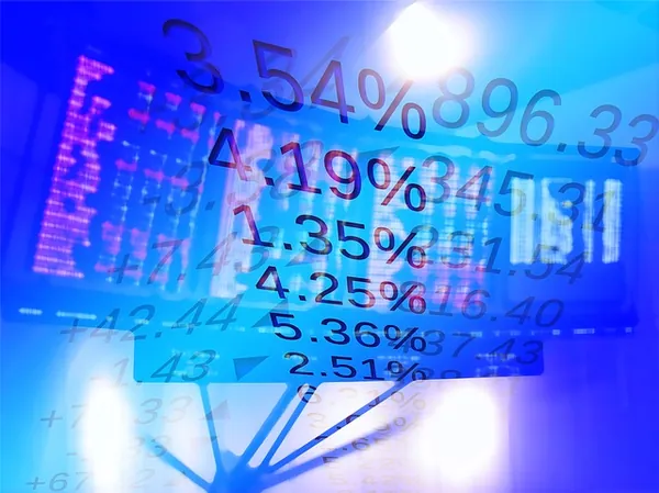 MERCADO FINANCEIRO: Bolsa fecha no menor nível desde maio em dia tenso no mercado; dólar encerra com leve baixa
