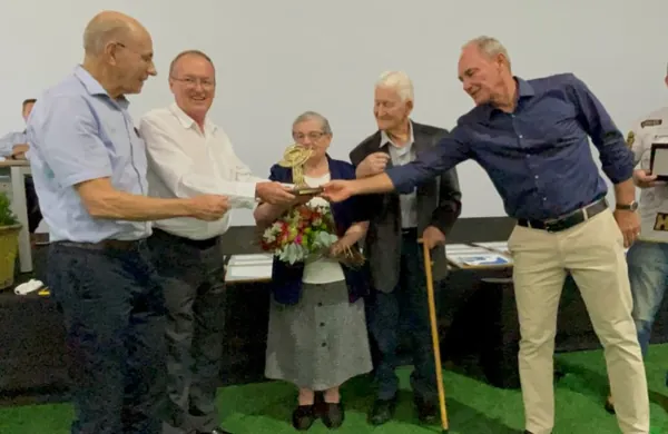 HOMENAGEM: Cooperado mais antigo do Paraná recebe Troféu “Cooperativas Orgulho do Paraná”