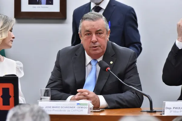 LEGISLATIVO I: Comissão aprova projeto que desobriga produtor de averbar reserva legal na matrícula do imóvel