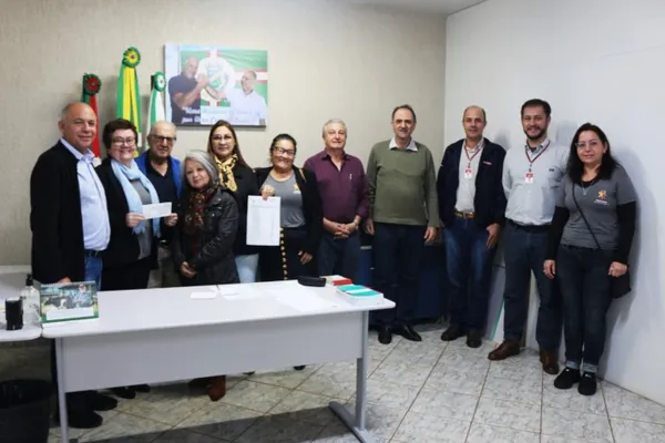 COOPAVEL: Cooperativa doa ao Provopar de Vera Cruz recursos da venda de livros de Ibrahim
