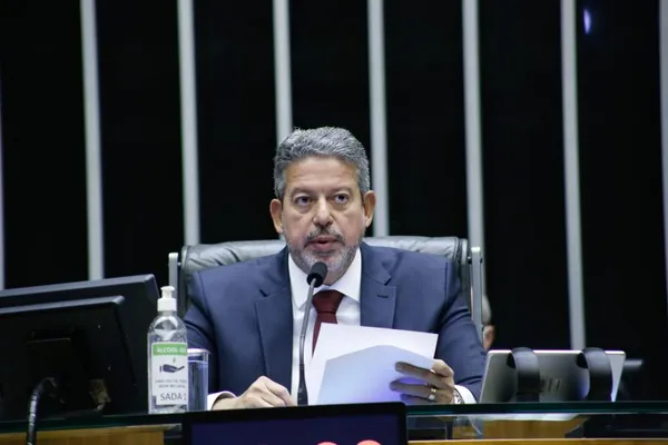 LEGISLATIVO: Quórum baixo faz Lira adiar para próxima semana a votação das PECs do Estado de Emergência e da Enfermagem