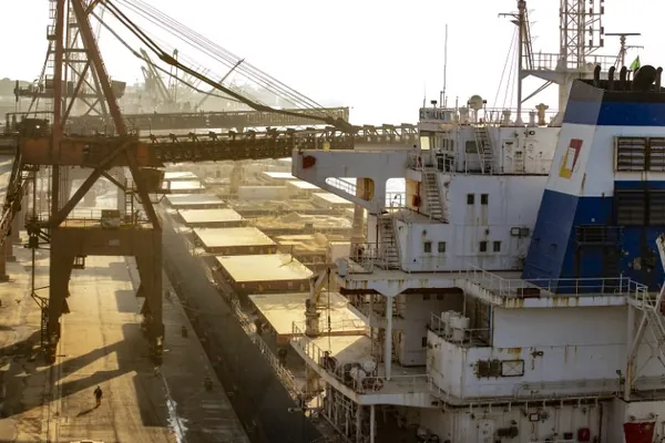 COMÉRCIO EXTERIOR: Porto de Paranaguá registra alta de 102% nas exportações pelo Corredor Leste em outubro