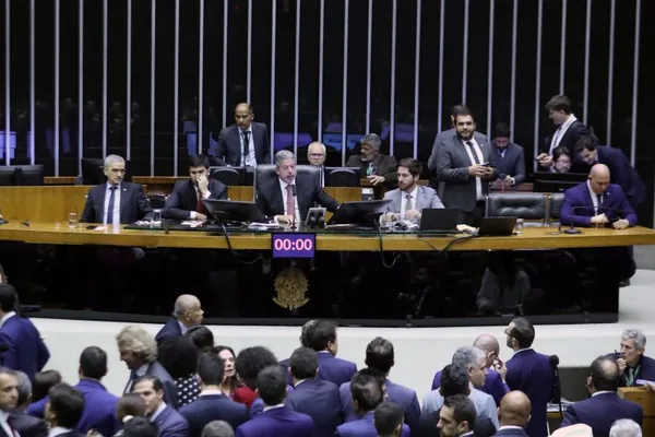 LEGISLATIVO: Câmara aprova MP que reorganiza ministérios do governo Lula