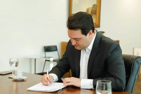 TRABALHO: Governador assina decreto com novos valores e Piso Regional ultrapassa R$ 2 mil