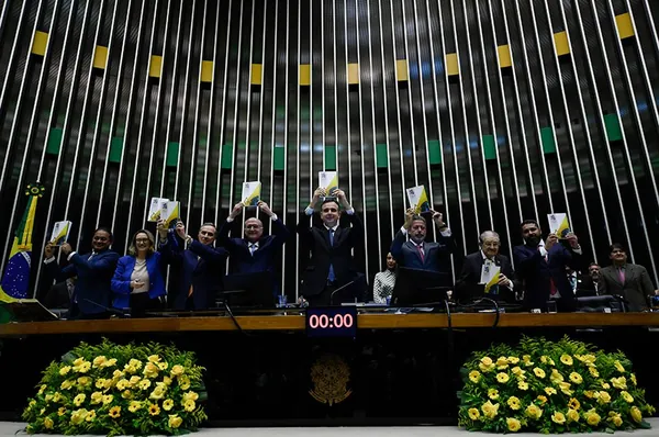 LEGISLAÇÃO: Congresso Nacional celebra 35 anos da Constituição como marco da democracia
