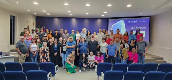 VISITA: Colaboradores com 30 anos de trabalho na Frimesa são recebidos na Casa do Cooperativismo do PR