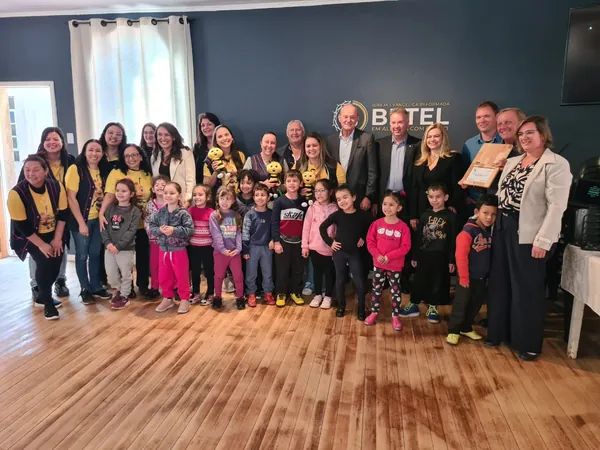 CR&Eacute;DITO: Presidentes da Central Sicredi PR/SP/RJ e da Sicredi Campos Gerais e Grande Curitiba PR/SP visitam projetos sociais em Ponta Grossa e Carambe&iacute;