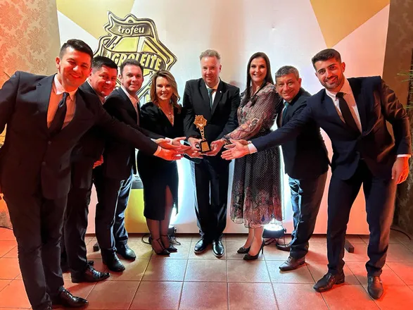 Sicredi &eacute; reconhecido no Trof&eacute;u Agroleite 2024 como melhor agente financeiro 