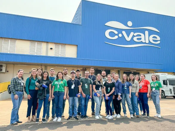 Jovens cooperados da Coopertradi&ccedil;&atilde;o realizam visita t&eacute;cnica &agrave; CVale, em Palotina 