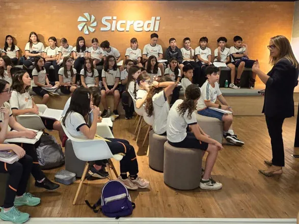 Alunos do Col&eacute;gio PGD visitam Sicredi Dexis para aprender sobre cooperativismo de cr&eacute;dito