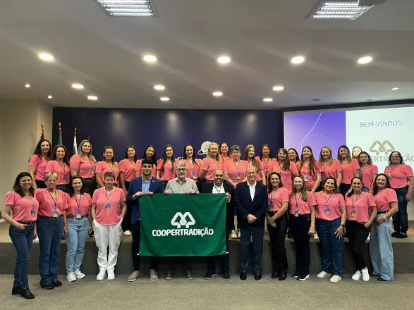 Cooperadas e funcionárias da Coopertradição visitam a Casa do Cooperativismo Paranaense