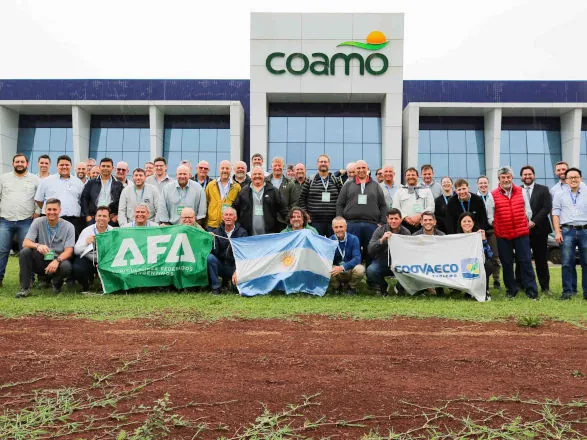 Membros de cooperativa da Argentina visitam Coamo, em Campo Mourão
