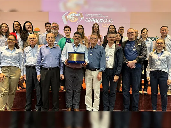 Ilivaldo Duarte, jornalista da Coamo, é homenageado no Fórum ComunicaCoop