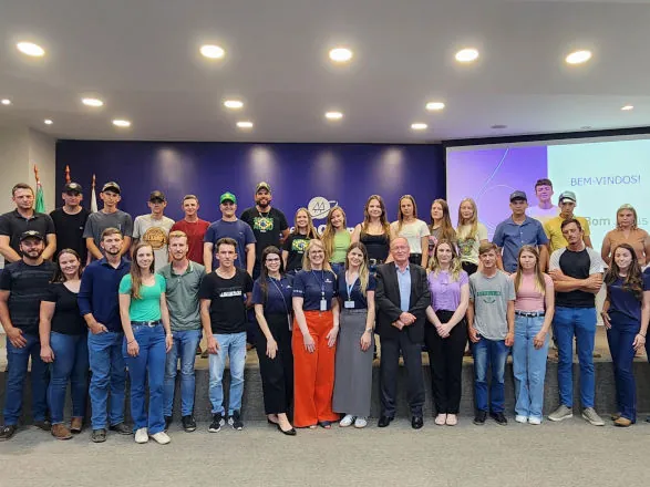 Grupo de jovens da Bom Jesus é recebido na Casa do Cooperativismo do PR