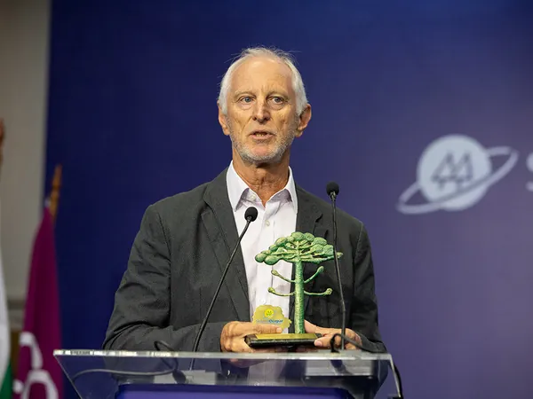 Jorge Karl recebe o Troféu Ocepar em homenagem à sua liderança no cooperativismo