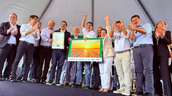 ACIG e Agrária entregam projeto de ampliação da PR-170 ao governador do PR