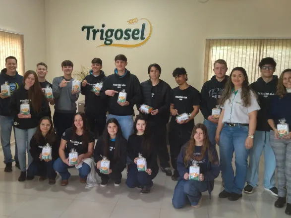 Estudantes de Guaraniaçu visitam Moinho Coprossel e conhecem processo de industrialização do trigo