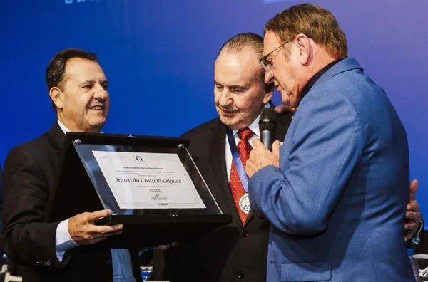 Fiep homenageia presidente da Lar pelo fortalecimento da avicultura paranaense