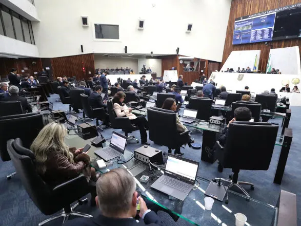 Assembleia atualiza regras e poda de árvores próximas à rede elétrica passa a ser responsabilidade das concessionárias