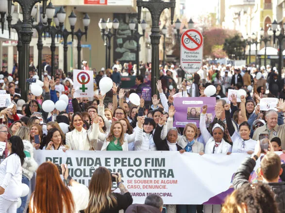Curitiba, 22 de julho de 2023 - Dentro da programação da Campanha Paraná Unido no Combate ao Feminicídio, promovido pelo Governo do Estado, aconteceu caminhada pela Rua XV de Novembro, centro de Curitiba, com a participação da modelo Luiza Brunet.