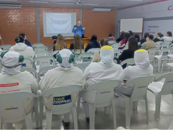 Palestra alerta funcionárias da Coopavel para risco da endometriose