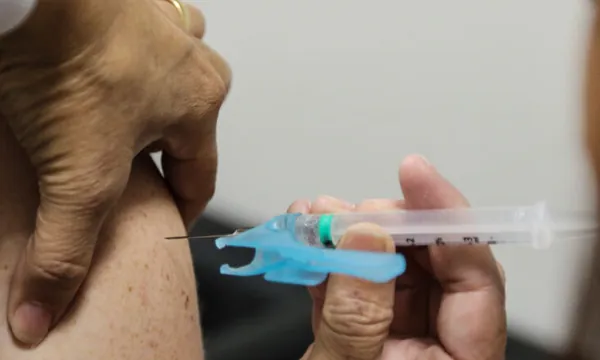Vacinação contra a gripe no Paraná será aberta para público em geral a partir de segunda
