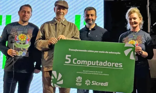Sicredi Fronteiras doa computadores para a Apae de Capanema 