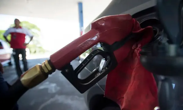 Com nova alta mundial do petróleo, governo mantém desconto na gasolina