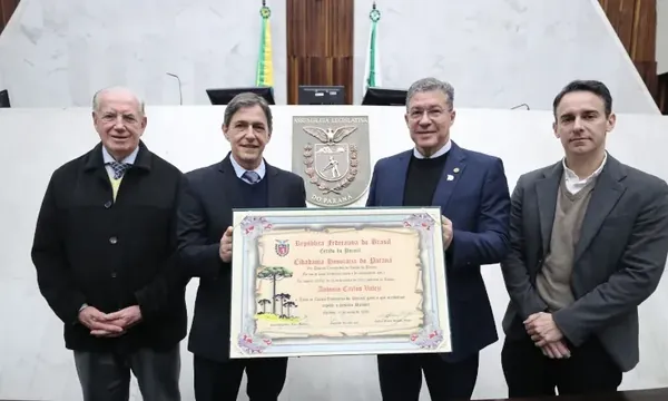 Antonio Carlos Valezi é homenageado por sua contribuição à medicina paranaense