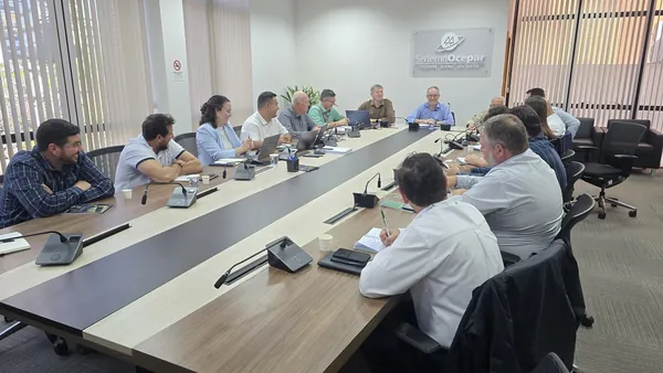 Sindileite/PR debate mercado com representantes da cadeia produtiva do leite no Paraná 