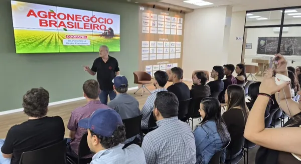 Intercooperação: Jovens líderes da Comigo conhecem a Coopavel, em Cascavel