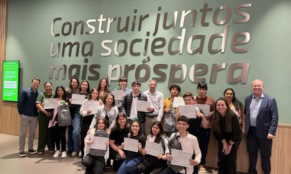 Projeto de inclusão digital do Sicredi entrega conhecimento e computadores à jovens de Palotina (PR)