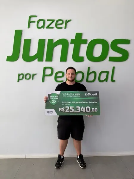 Sicredi entrega prêmio de seguro de vida a associado de Perobal (PR)