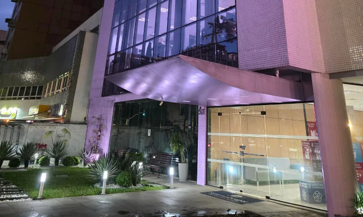 Com iluminação especial e palestra na sexta-feira, Sistema Ocepar adere à campanha Agosto Lilás 
