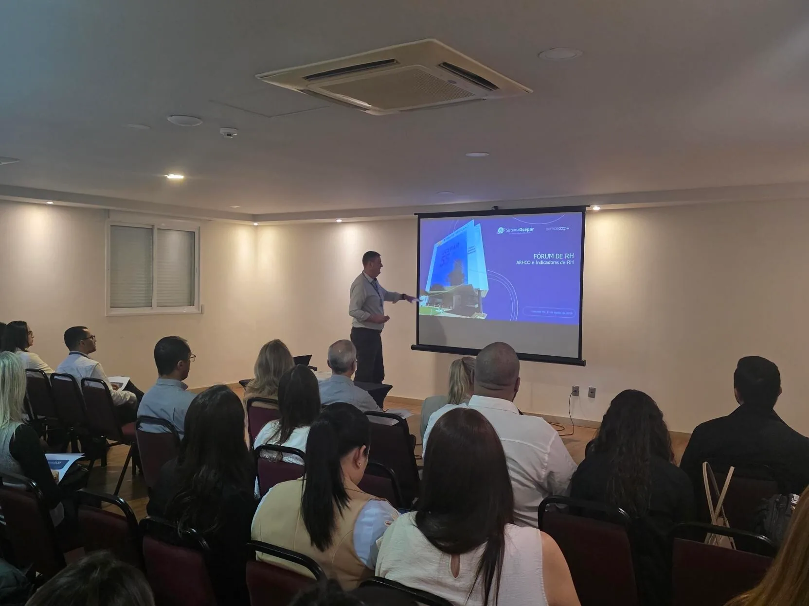 Fórum debate indicadores de RH, em Cascavel; evento reúne 50 participantes